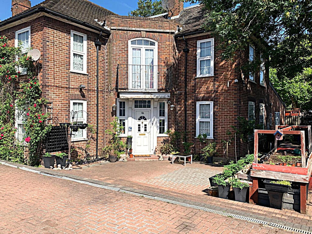 Main image of property: Great West Road, Hounslow, Greater London, TW5
