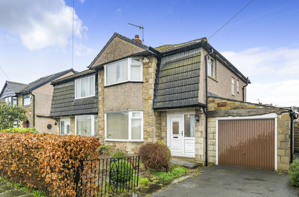 3 bedroom semidetached house for sale in Woodside View, Bingley, West