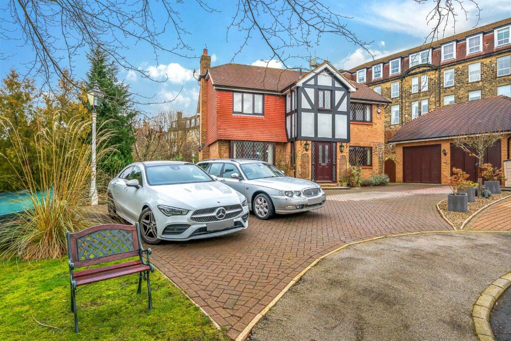 4 bedroom detached house for sale in Stonegate, Bingley, West Yorkshire