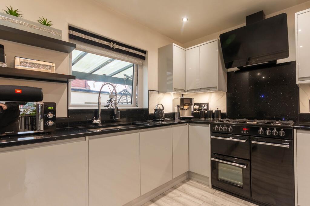 Additional property image - Cliffe Lane West, Baildon, Shipley, West Yorkshire, BD17