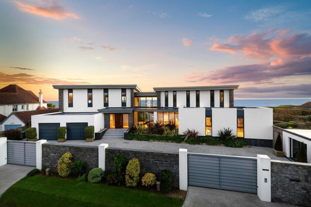 6 bedroom detached house for sale in Gorse Avenue, Kingston Gorse, East