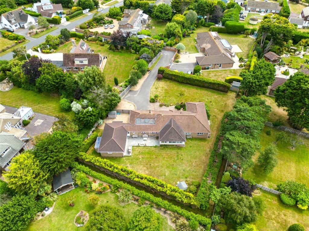 4 bedroom bungalow for rent in Angmering Lane, East Preston