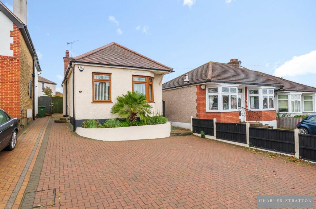 2 bedroom bungalow for sale in Mashiters Hill, Romford, RM1