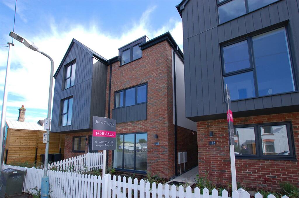 4 bedroom town house for sale in Castle Mews Priory Road, Tonbridge, TN9