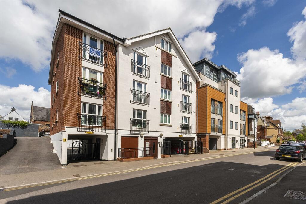 2 bedroom apartment for sale in Lyons Crescent, Tonbridge, TN9