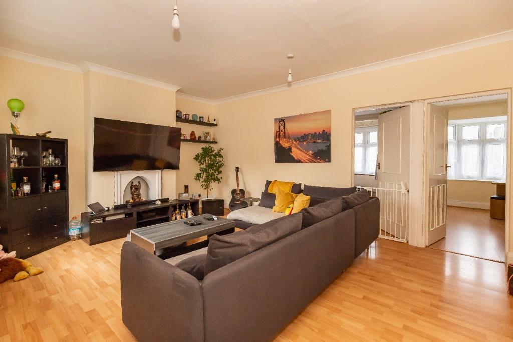 2 bedroom apartment for sale in Chigwell Road, London, E18