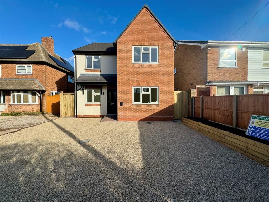 4 bedroom detached house for sale in Road, Wellesbourne