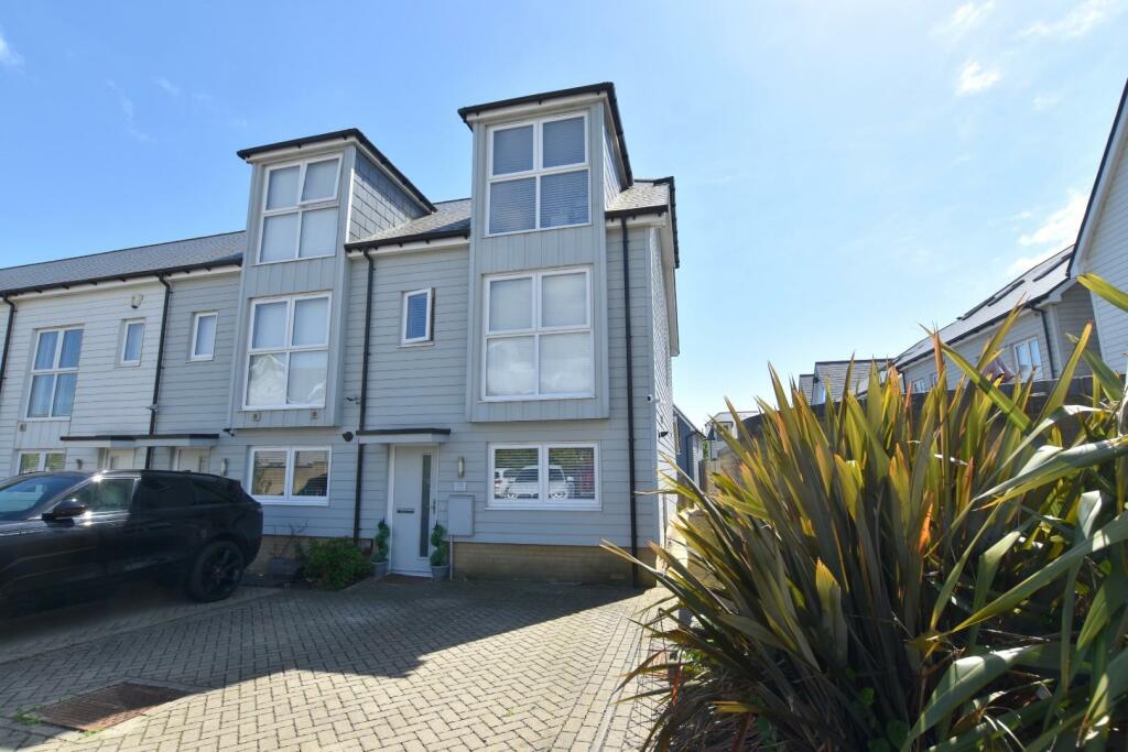 3 bedroom end of terrace house for sale in Kings Way, Folkestone, CT19