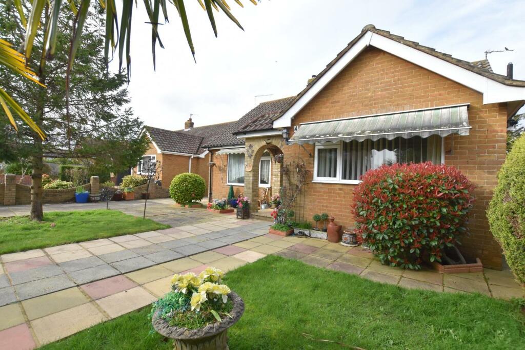 2 bedroom detached bungalow for sale in Broadlands Avenue, New Romney, TN28