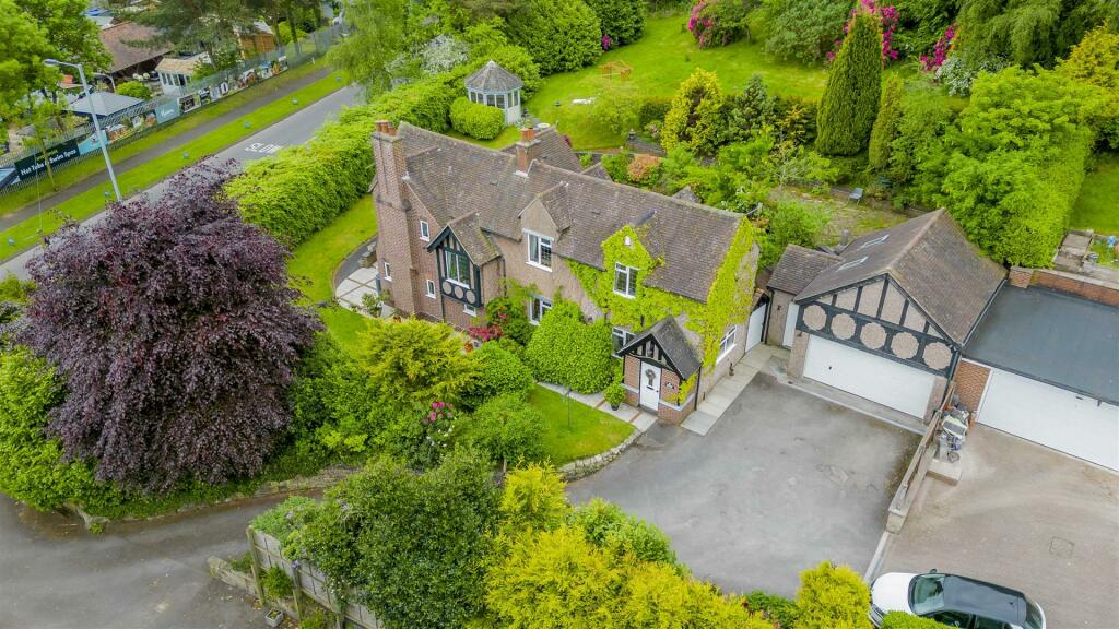 3 bedroom detached house for sale in Newcastle Road, Leek, Staffordshire, ST13 7AA, ST13
