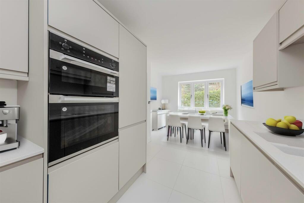 2 bedroom semidetached house for sale in Woodside View, View
