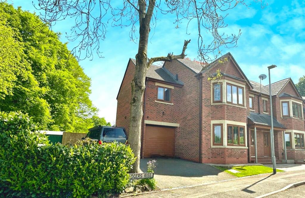 4 bedroom semidetached house for sale in Badgers Rise, Leek