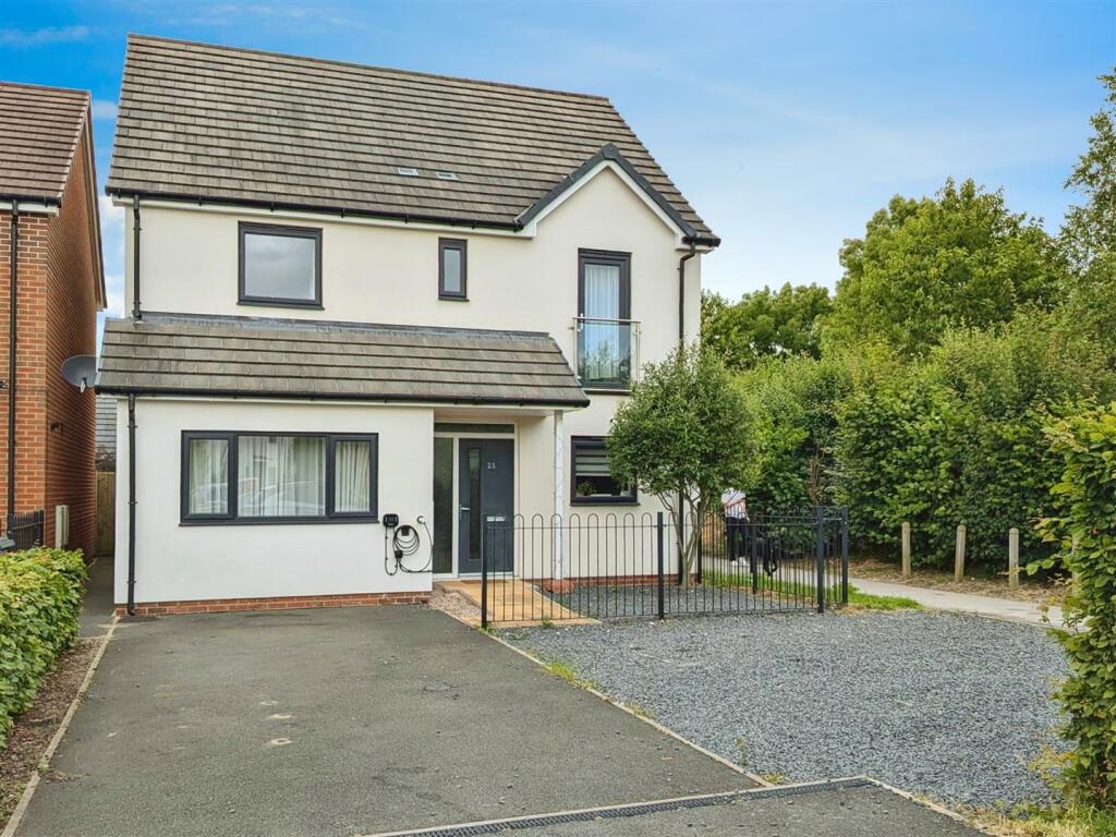 4 bedroom detached house for sale in James Grundy Avenue, Trentham