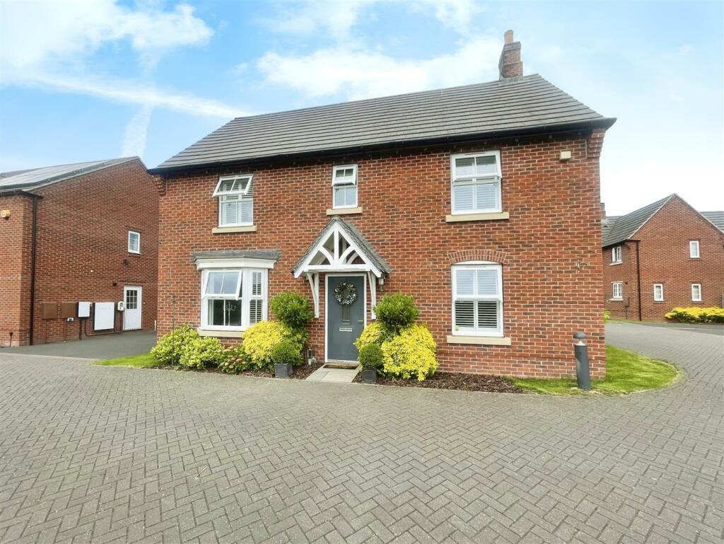 4 bedroom detached house for sale in East Lawn Drive, Doveridge