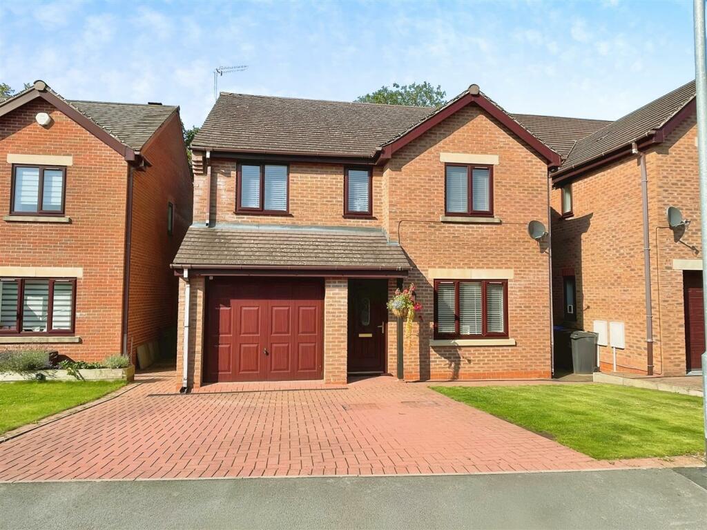 4 bedroom detached house for sale in Meadow Close, Leek, Staffordshire ...