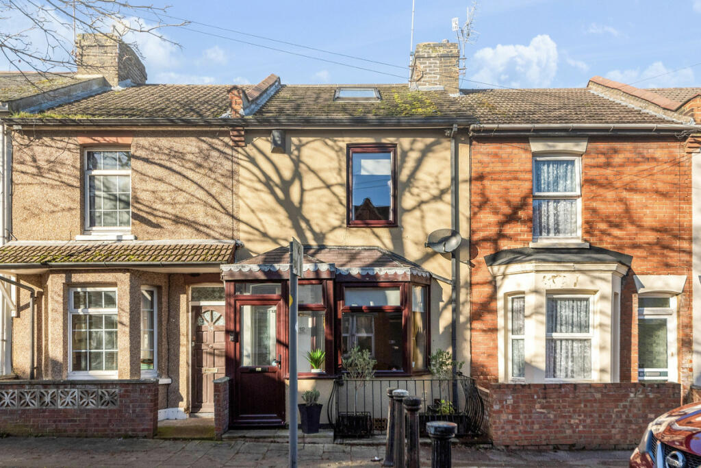 2 bedroom terraced house for sale in Cobden Road, Chatham, ME4 5HW, ME4