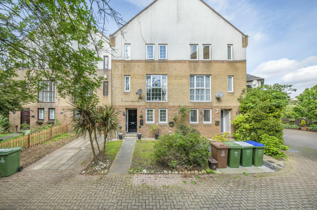 3 bedroom town house for sale in Watersmeet Way, Thamesmead, SE28 8PU, SE28