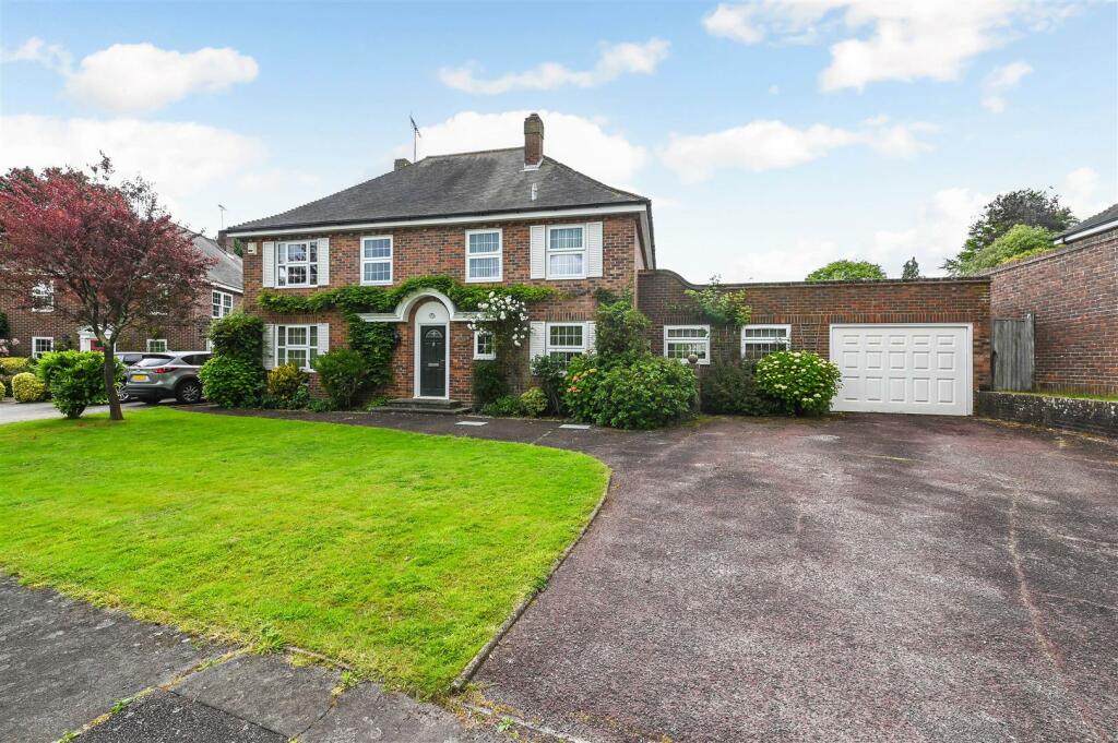 4 bedroom detached house for sale in Pine Grove, West Broyle