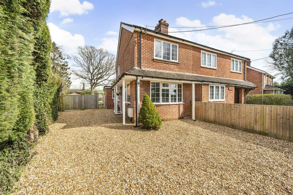 2 bedroom house for sale in Winchester Road, Botley, Southampton, SO32
