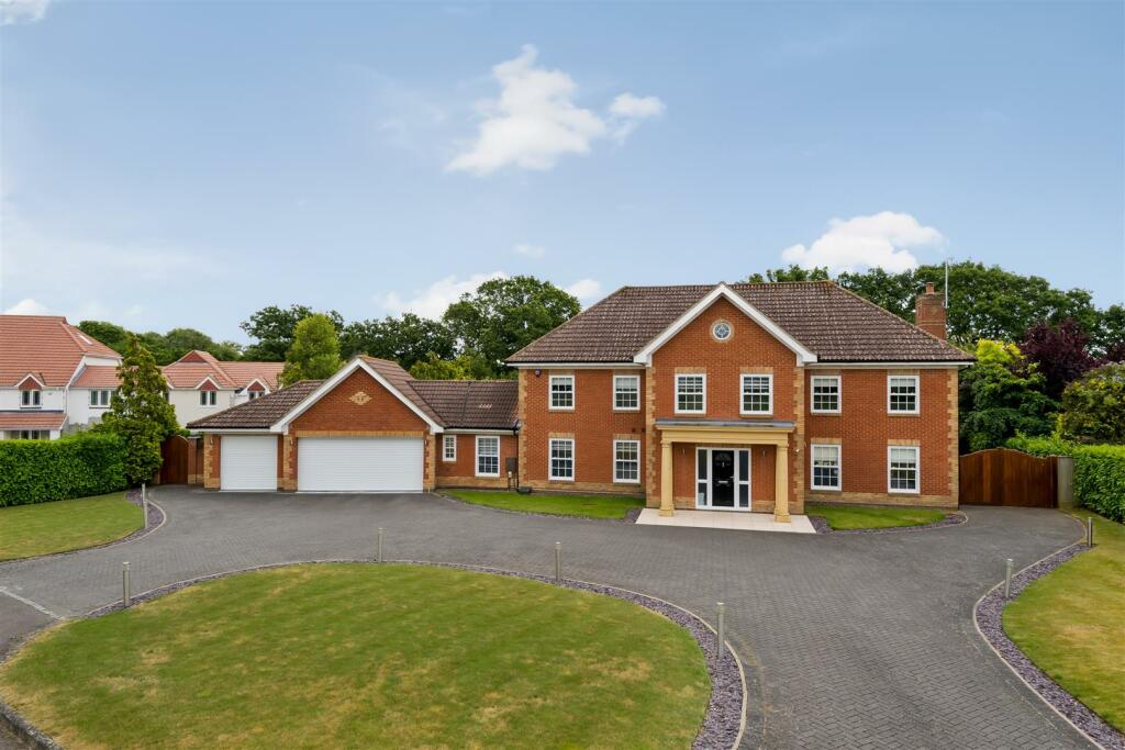 5 bedroom detached house for sale in Skylark Meadows, Fareham, PO15