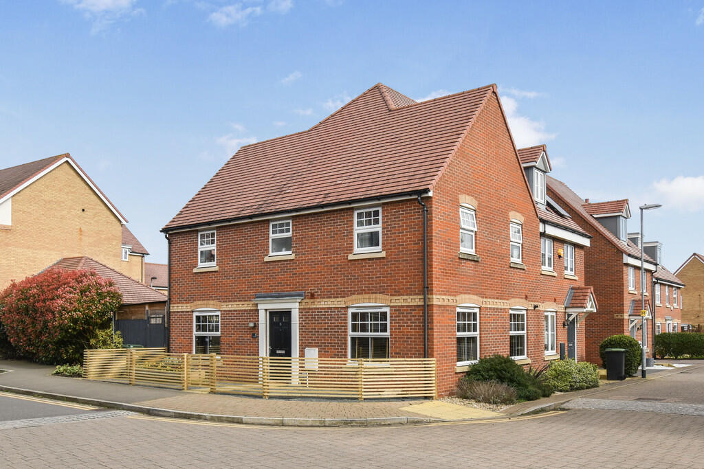 4 bedroom semidetached house for sale in Erlensee Way, Biggleswade, SG18