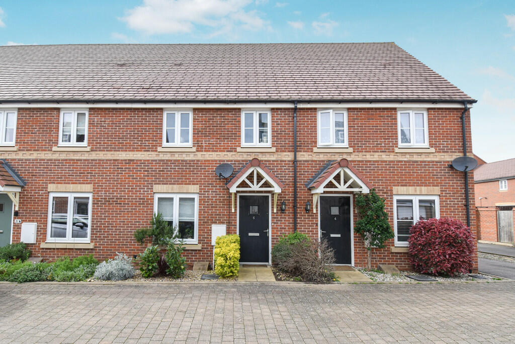 2 bedroom terraced house for sale in Walton Grove, Biggleswade, SG18