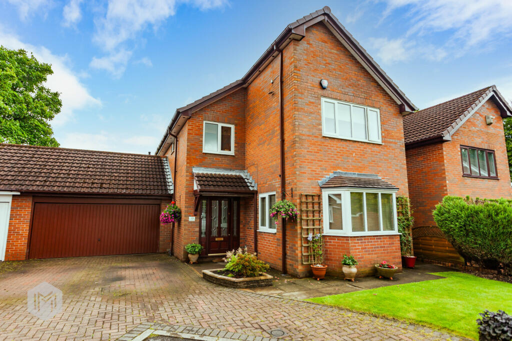 4 bedroom detached house for sale in Shillingstone Close, Harwood