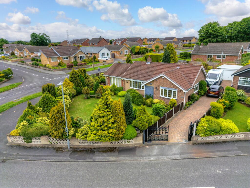 3 bedroom detached bungalow for sale in Lugano Grove, Darfield