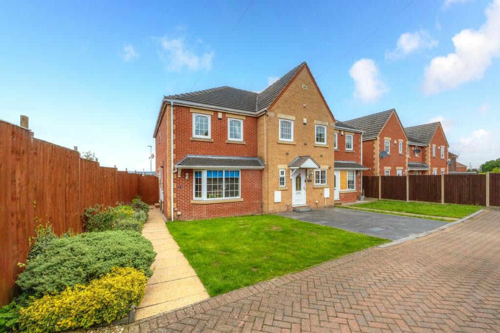 3 bedroom town house for sale in Sidcop Road, Cudworth, Barnsley, S72