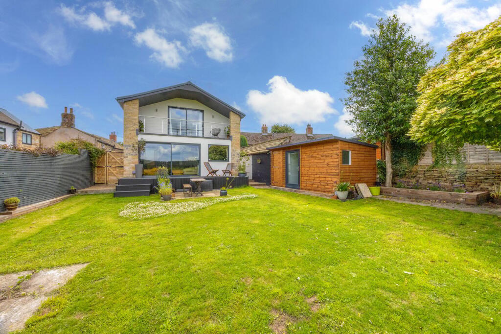 3 bedroom detached house for sale in Lower Collier Fold, Cawthorne