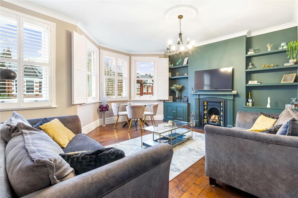 2 bedroom apartment for sale in Eaton Park Road, London, N13