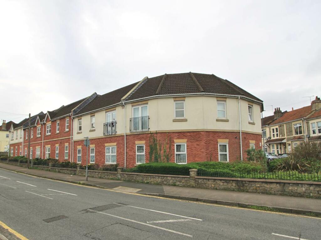 2 bedroom flat for rent in Saddlers Court, Downend Road, Kingswood, BS15