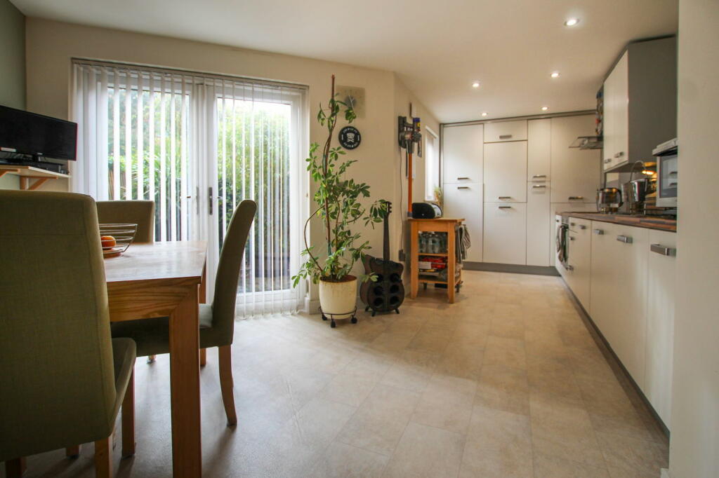 3 bedroom semidetached house for sale in Home Leas Close, Stoke