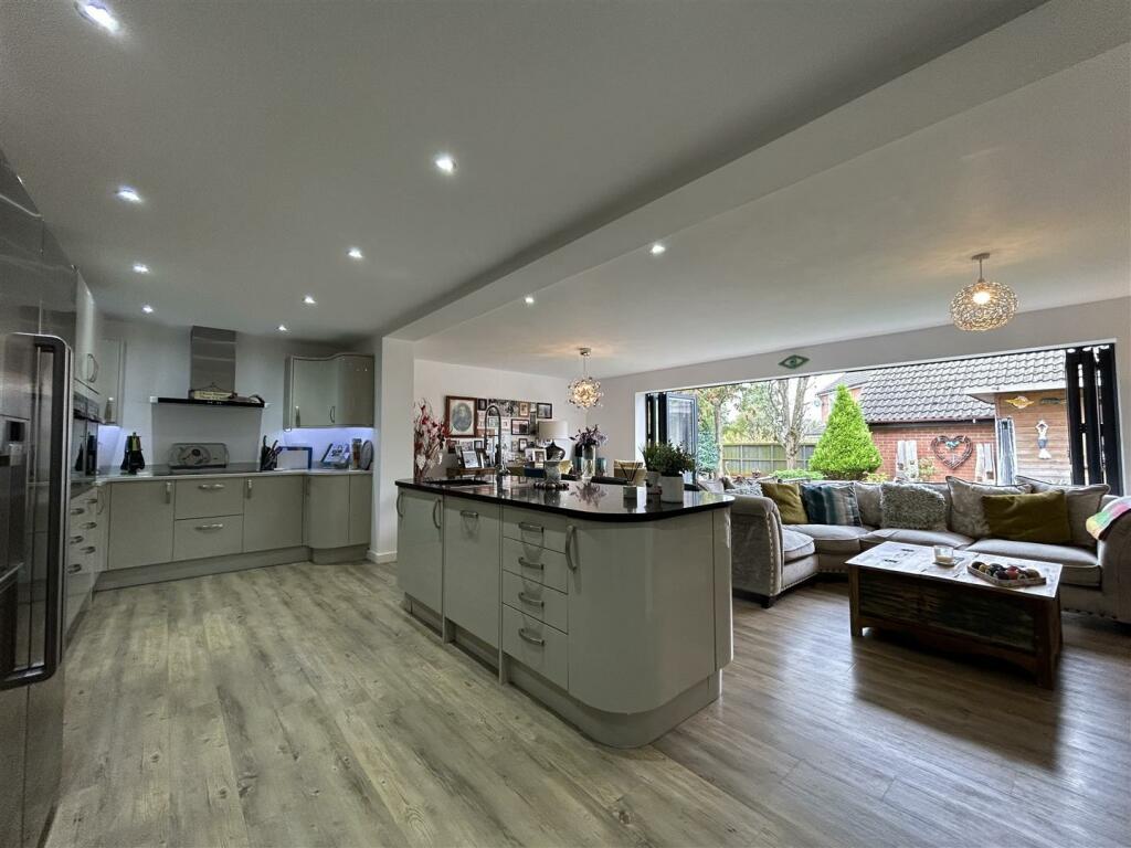 4 bedroom detached house for sale in Spinney Close, Gilmorton