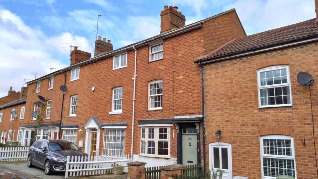 3 bedroom terraced house for rent in Mill Street, Newport Pagnell, MK16