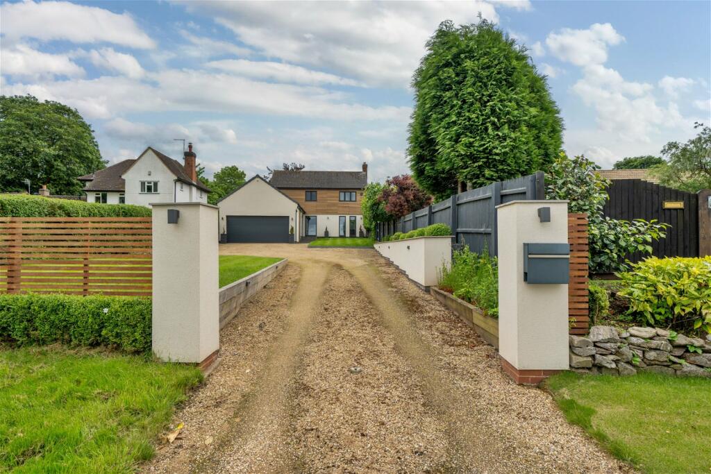 3 bedroom detached house for sale in Desford Road, Kirby Muxloe, LE9