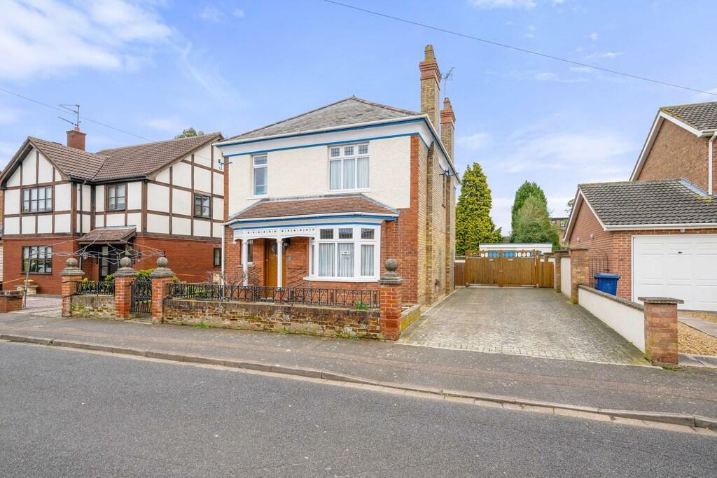 3 bedroom detached house for sale in Station Drive, Wisbech