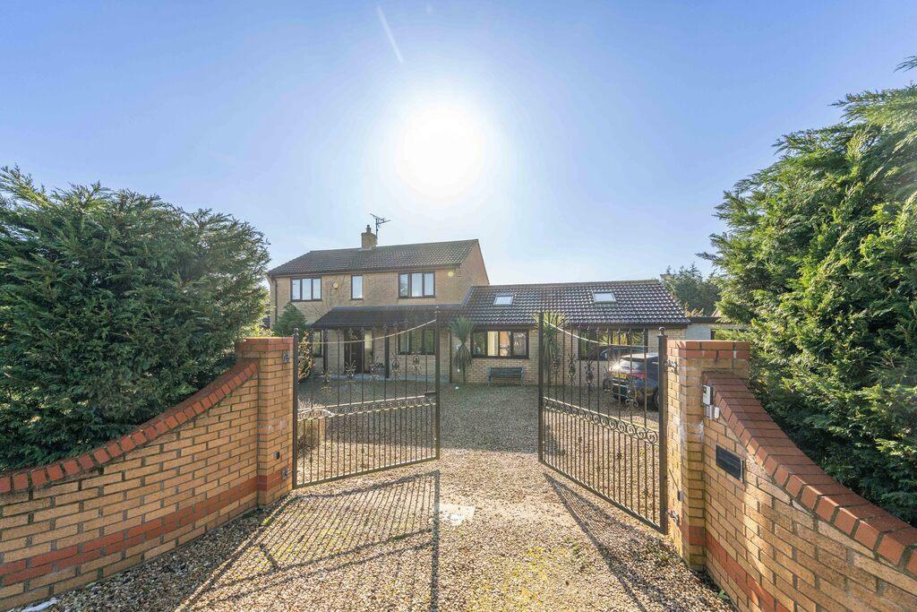 4 bedroom detached house for sale in Jekils Bank, Holbeach St Johns