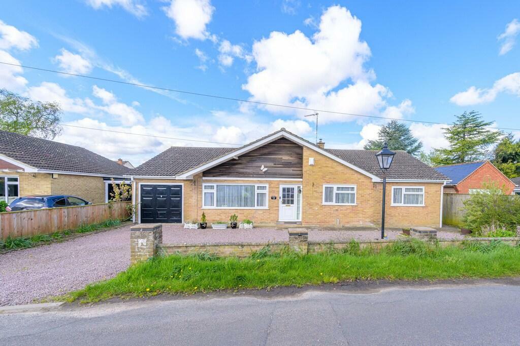 3 bedroom detached bungalow for sale in Hollycroft Road,