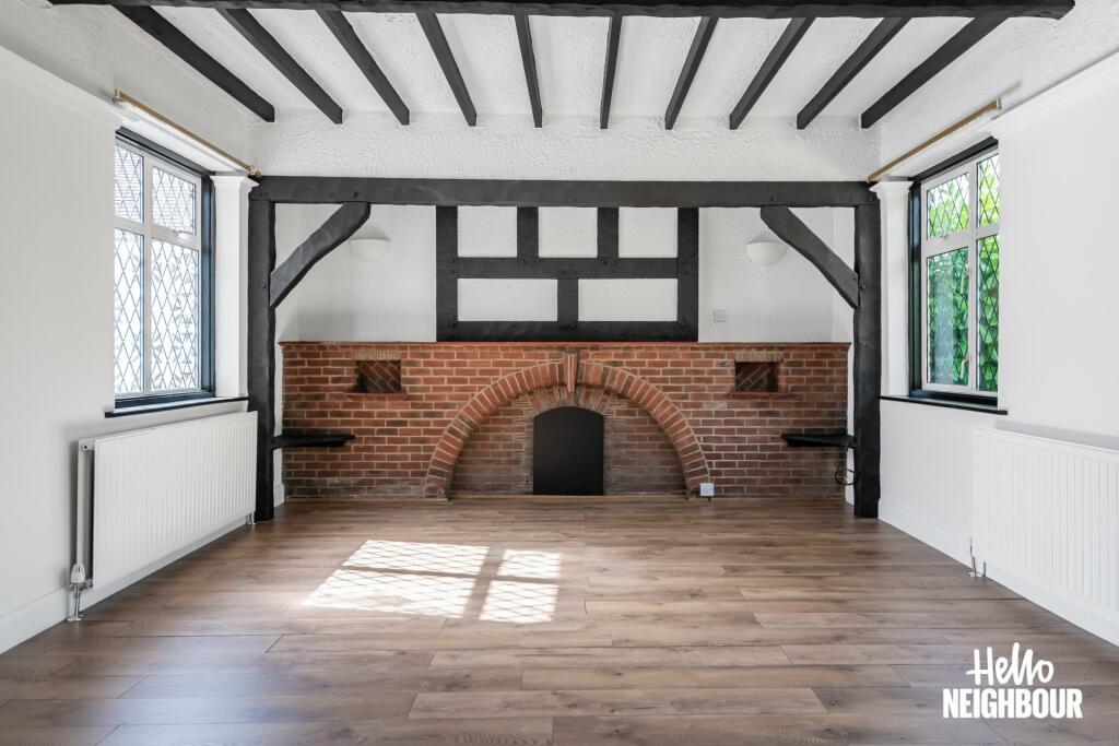 Lois Drive, Shepperton, TW17