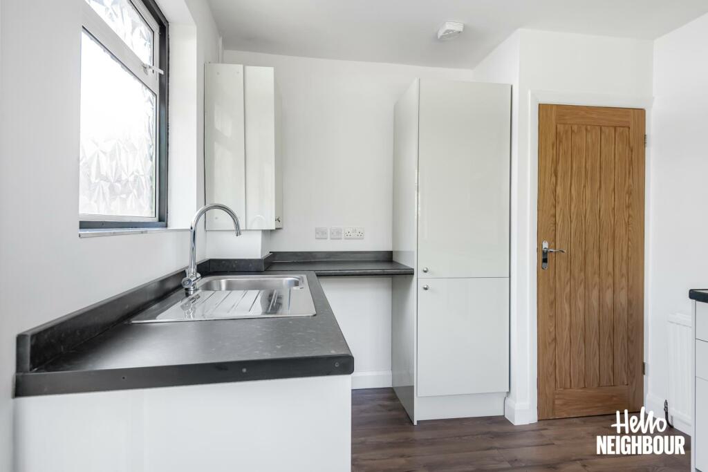 Lois Drive, Shepperton, TW17