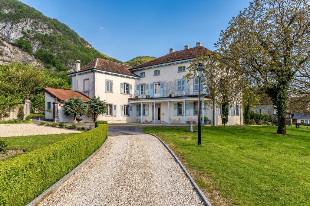 8 bed Villa for sale in Vaud