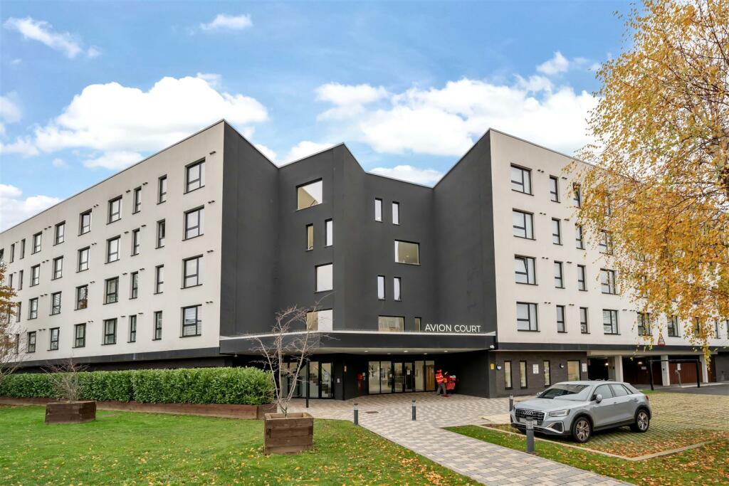 Studio flat for rent in London Road, Crawley, RH10