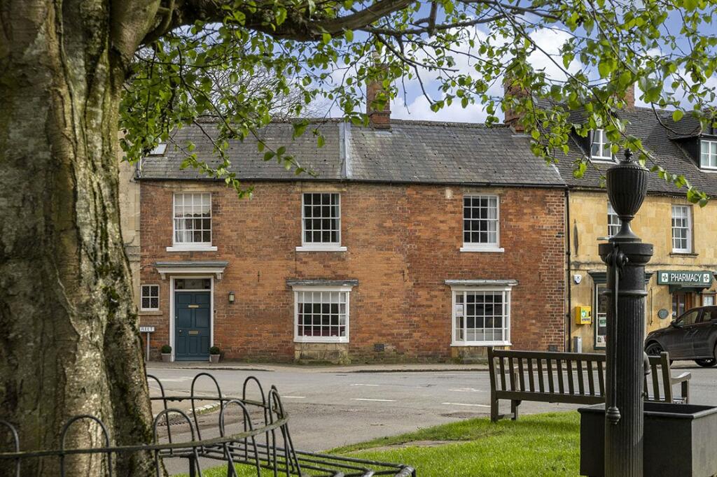 4 bedroom terraced house for sale in Church Street, Chipping Campden