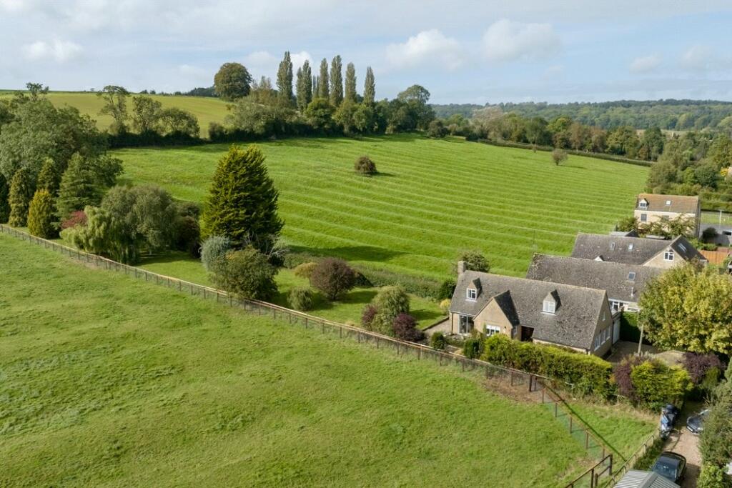 4 bedroom bungalow for sale in Catbrook, Chipping Campden