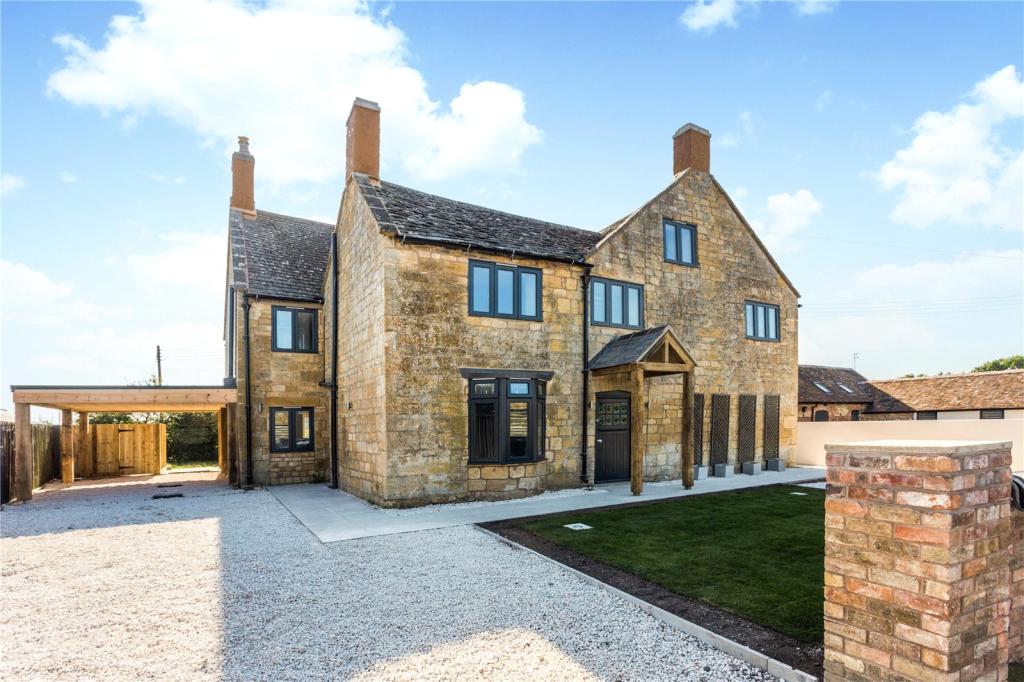 5 bedroom detached house for sale in Church Road, Aston Somerville