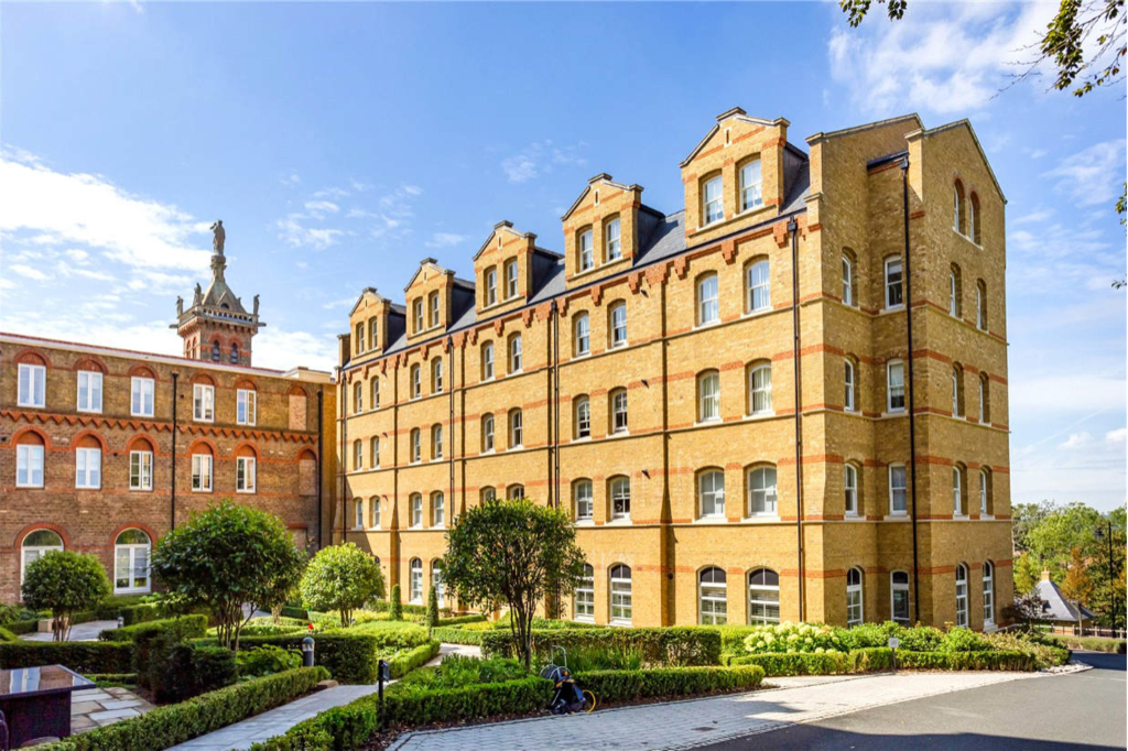 3 bedroom flat for sale in Holborn Close, London, NW7