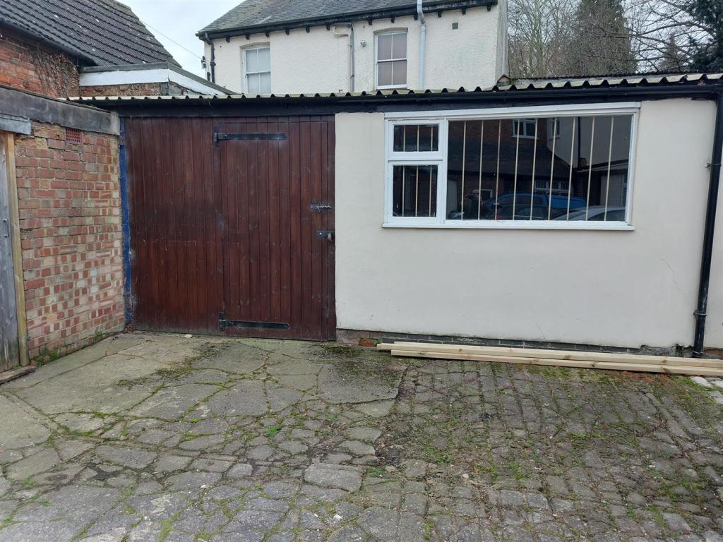 to lease in Units 4/5 and 6 Leicester Street, Melton Mowbray, LE13