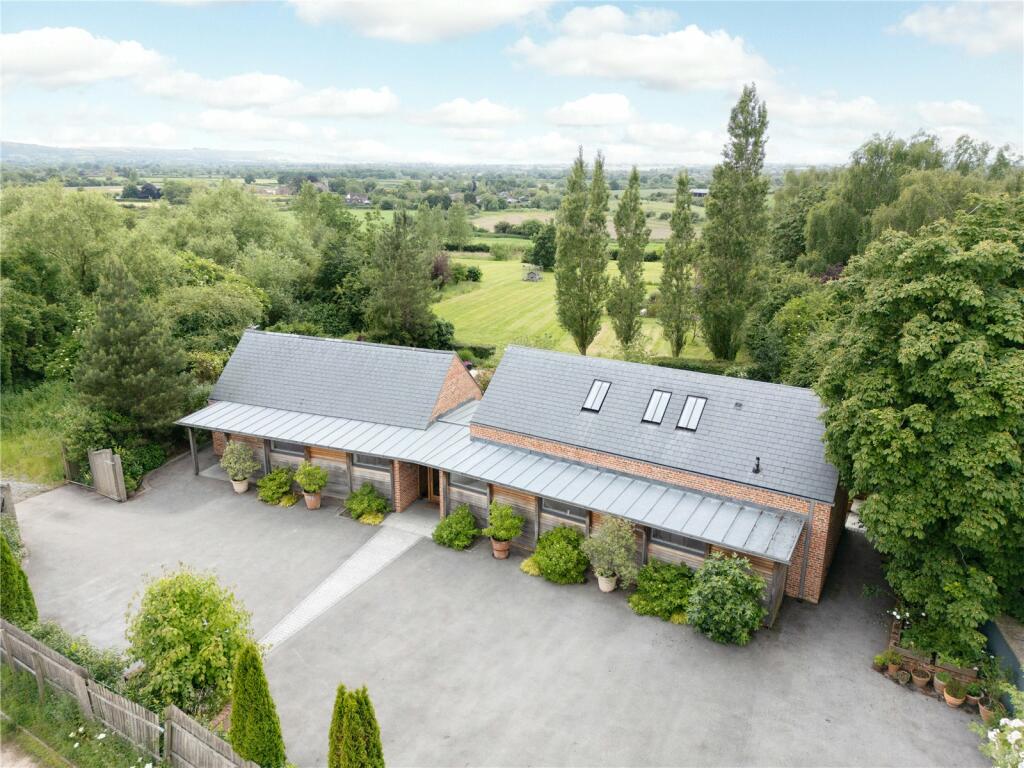 4 bedroom house for sale in Poulshot Road, Devizes, Wiltshire, SN10