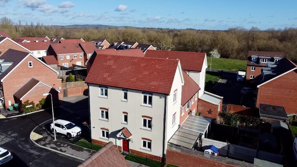 4 bedroom town house for sale in Elm Drive, Woodley, Reading, RG5